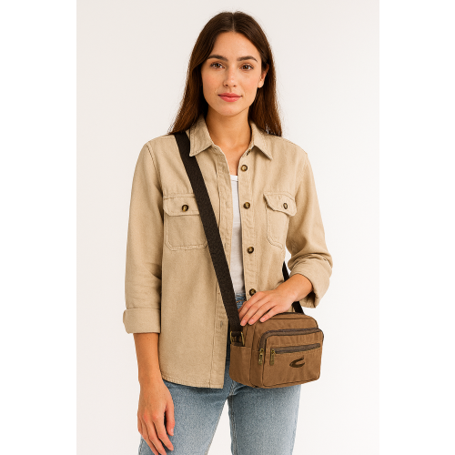 kobieta z torbą Camel Active w kolorze oliwkowym